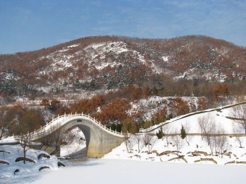 冰城哈爾濱、童話雪鄉(xiāng)、朝鮮民俗村、亞布力孔雀園、激情滑雪雙飛5日游